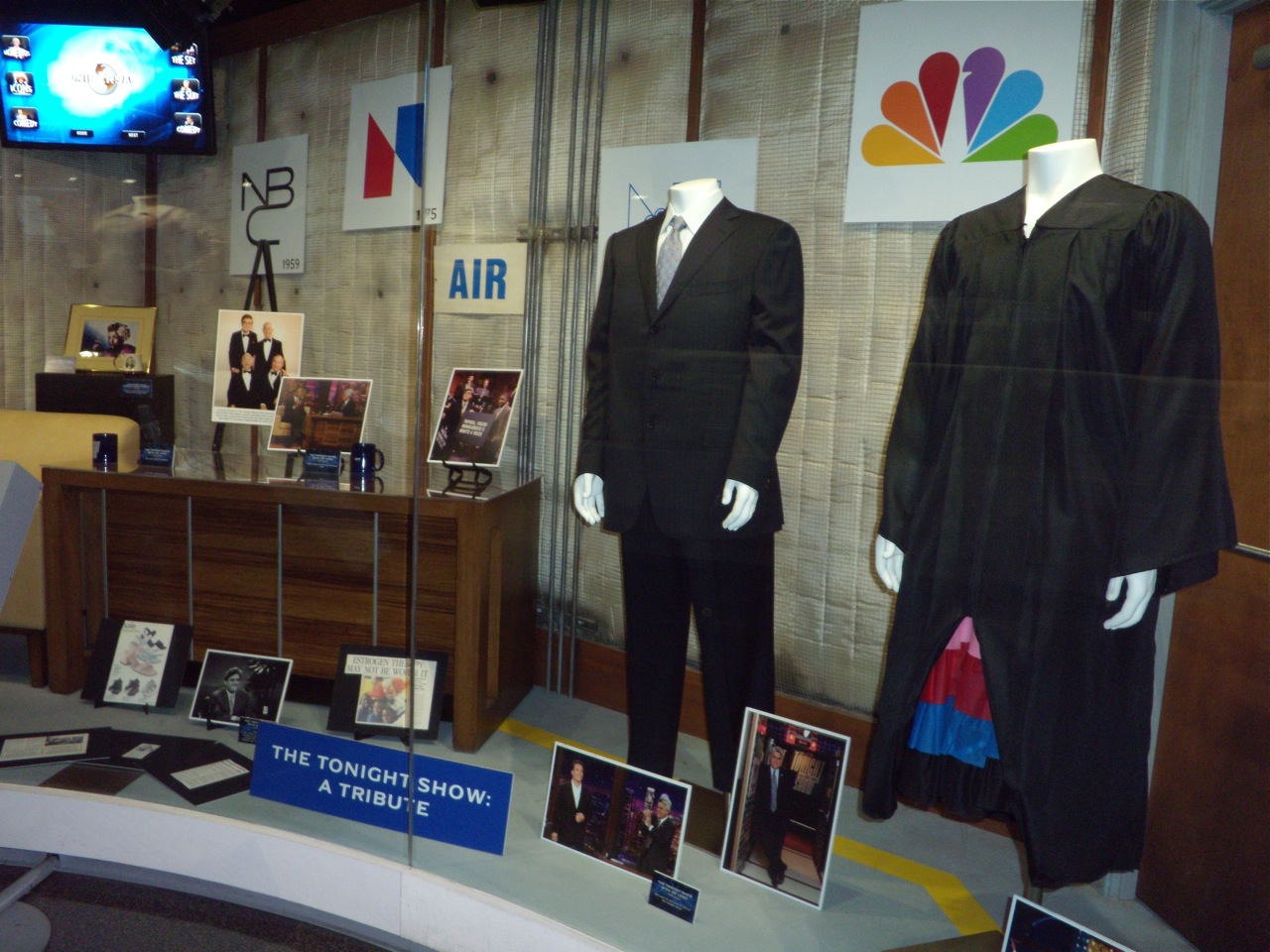 Johnny Carson hosted the late-n...